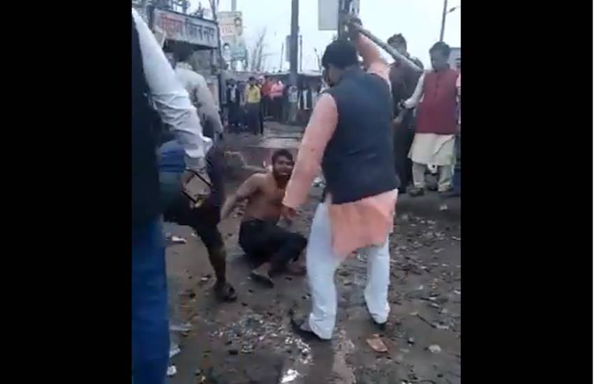 युवक की पिटाई करते विधायक प्रतिनिधि सौरभ झा
(फोटो सोर्स : Video Screenshot)