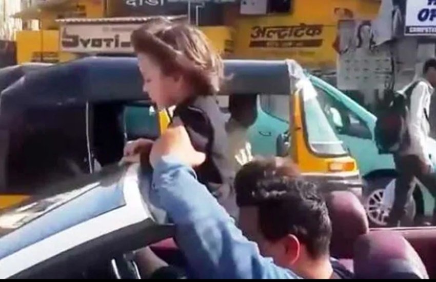 फोटो वायरल हो रहे वीडियो का स्क्रीनशॉट है। (Source: Instagram)