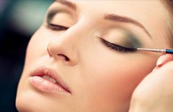 हुडेड आईज़ की ब्यूटी बढ़ाने के लिए आप भी अपना सकती हैं ये खास टिप्स