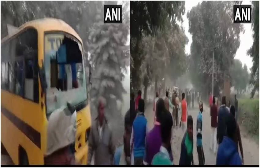 गाजीपुर में पुलिसकर्मियों पर पथराव के बाद क्षतिग्रस्त बस और हंगामा कर रहे लोग। (फोटो-ANI)