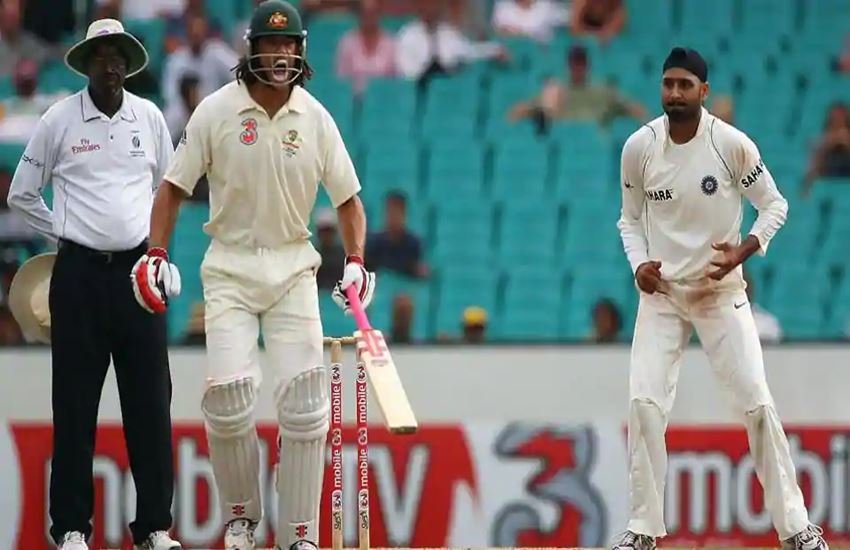 मैच के दौरान एंड्रू साइमंड्स और हरभजन सिंह। (Photo Courtesy: BCCI)