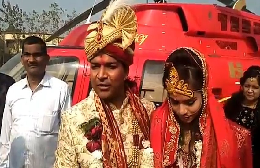 पत्नी मानसी के साथ संदीप। फोटो सोर्स : ट्विटर