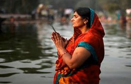 Women, Women worship, Women prayer, Women puja, Women hindu, hindu Women, Head Covering, Head Cover, Head Cover worship, covering head, Wearing A Head Cover, religion news