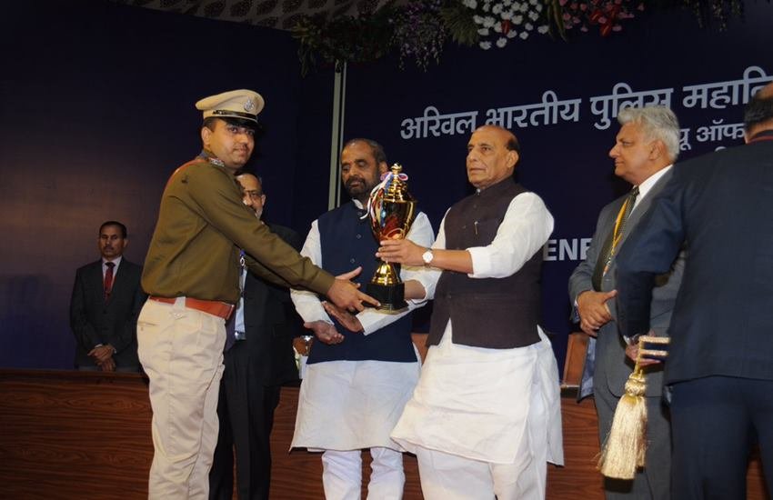 गृह मंत्री राजनाथ सिंह ने टॉप तीन पुलिस स्टेशन को दिया अवॉर्ड (PC) ट्विटर 
