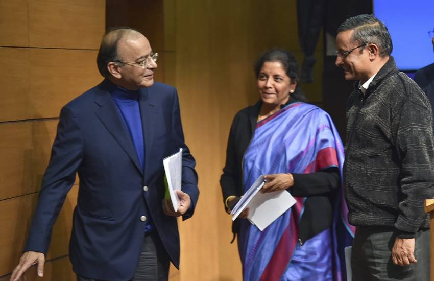 प्रेस कॉन्फ्रेन्स के बाद रक्षा मंत्री निर्मला सीतारमण और रक्षा सचिव संजय मित्रा के साथ वित्त मंत्री अरुण जेटली। (फोटो-PTI)