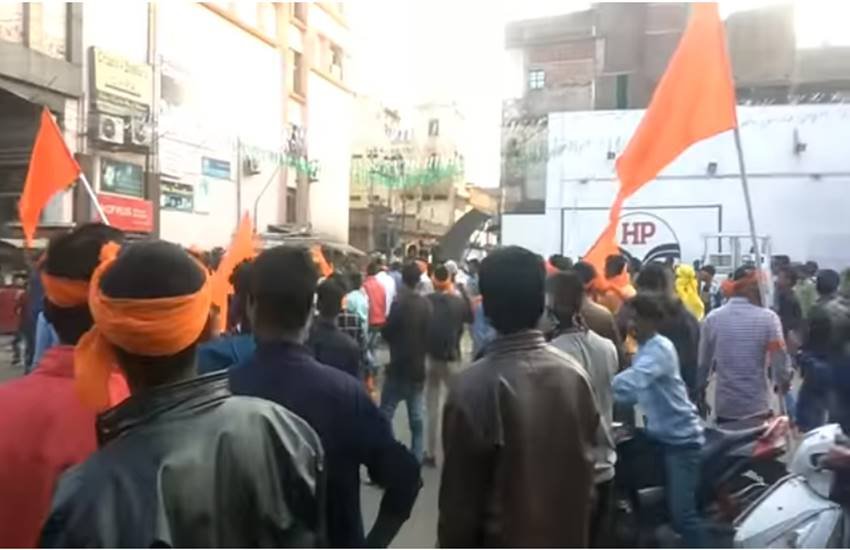 शौर्य दिवस पर जुलूस के दौरान चले पत्थर
(फोटो सोर्स : YouTube Video Screenshot)