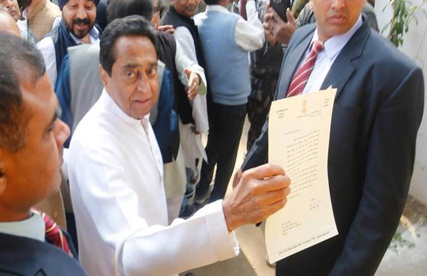सीएम पद के शपथ ग्रहण समारोह के दौरान कमलनाथ 