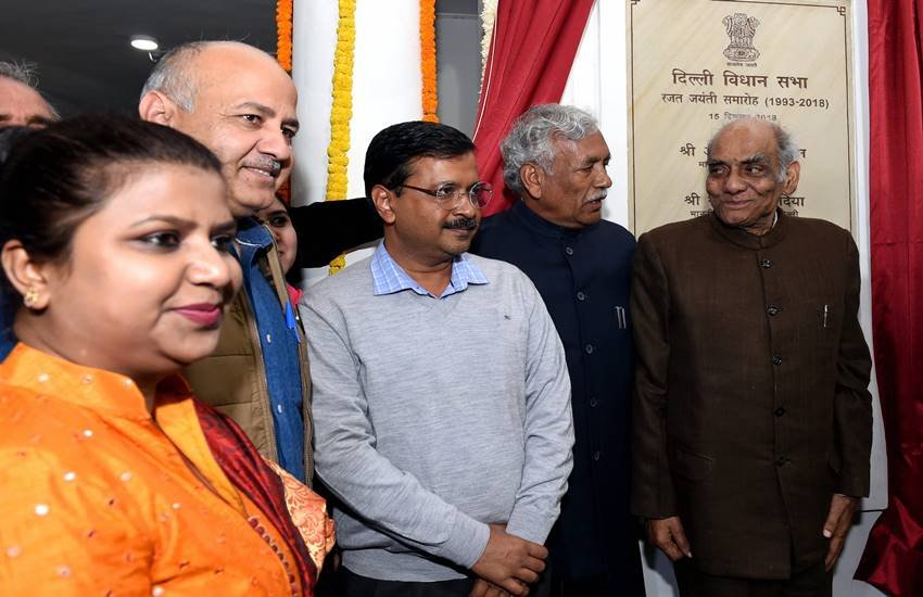 दिल्ली के मुख्यमंत्री अरविंद केजरीवाल के साथ उप मुख्यमंत्री मनीष सिसोदिया और विधान सभा अध्यक्ष रामनिवास गोयल। (फोटो-PTI)