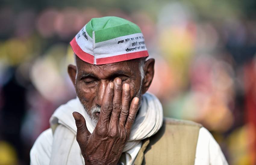 शुक्रवार (30 नवंबर) को दिल्ली में किसान मुक्ति मार्च में शामिल एक किसान। (फोटो - पीटीआई)