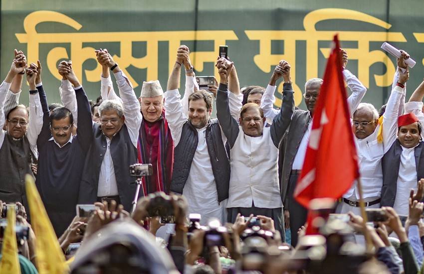 शुक्रवार (30 नवंबर) को दिल्ली में किसान मुक्ति मार्च में शामिल हुए विपक्षी दल उनके समर्थन में एकजुट दिखे। (फोटो - पीटीआई)
शुक्रवार (30 नवंबर) को दिल्ली में किसान मुक्ति मार्च में शामिल हुए विपक्षी दल उनके समर्थन में एकजुट दिखे। (फोटो - पीटीआई)