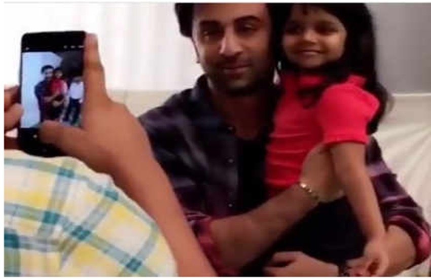 रणबीर कपूर ने अपनी नन्हीं फैन को गोद में लिया है (Source: Instagram)