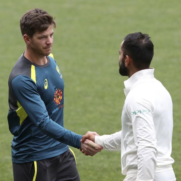 टिम पेन से हाथ मिलाते कोहली।