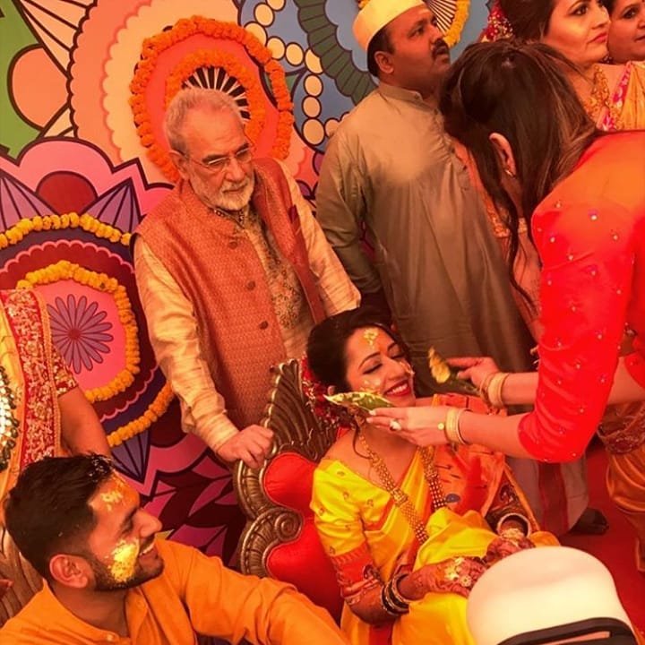 हल्दी सेरेमनी के दौरान श्रुति और रोहित। साथ में कुलभूषण खरबंदा।