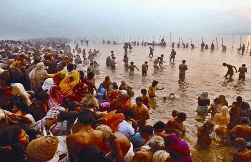 कुंभ में स्नान लेते श्रद्धालु, फोटो सोर्स- kumbh.gov.in