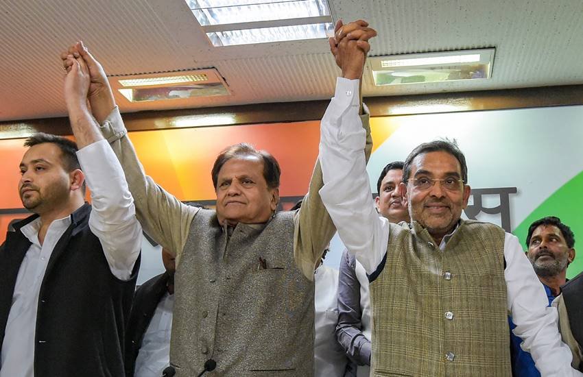 कांग्रेस के कोषाध्यक्ष अहमद पटेल और राजद नेता तेजस्वी यादव का हाथ थामे रालोसपा अध्यक्ष उपेंद्र कुशवाहा। (फोटो-PTI)