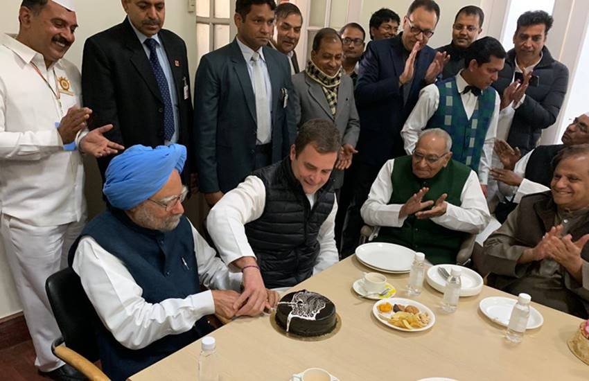 कांग्रेस स्थापना दिवस पर साथ में केट काटते पूर्व पीएम मनमोहन सिंह और कांग्रेस अध्यक्ष राहुल गांधी। (Image Source: Twitter/@ShashiTharoor)