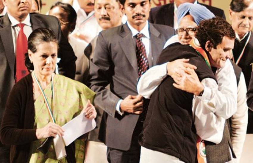राहुल गांधी से गले मिलते मनमोहन सिंह
(फोटो सोर्स : Indian Express)