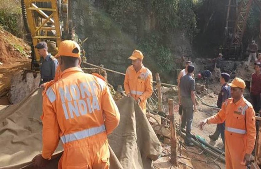 खदान में फंसे लोगों की मदद करती राहत टीम, फोटो सोर्स- इंडियन एक्सप्रेस 