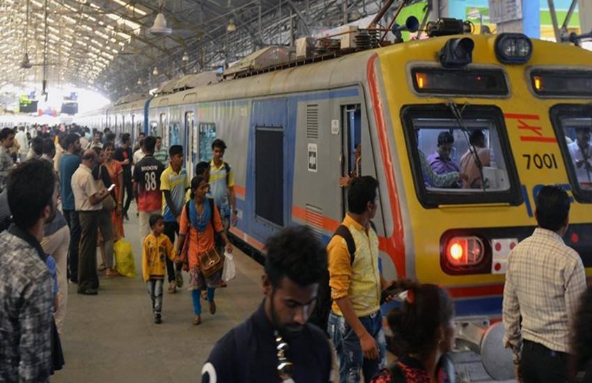 उत्तर भारत में पहली वातानुकूलित (एसी) लोकल ट्रेन अगले साल से पटरियों पर उतरेगी। 