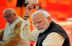 संगम पर थे पीएम मोदी और तमाम वीवीआईपी, तभी आ गईं सैकड़ों मधुमक्खियां, गाड़ी में लेनी पड़ी शरण