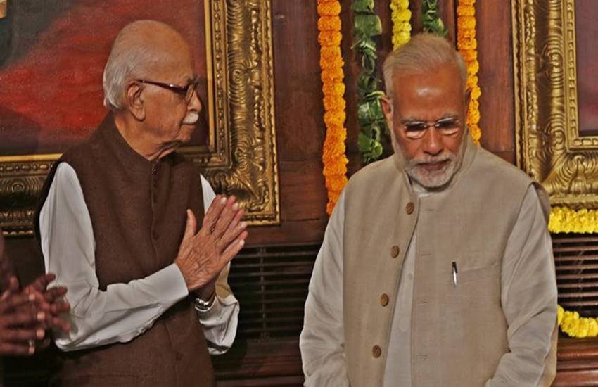 लाल कृष्ण आडवाणी के साथ मोदी। (फाइल फोटो)