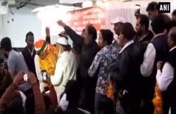एमपी: मंत्रीजी के जोरदार स्‍वागत के दौरान ढह गया स्‍टेज, देखें वीडियो