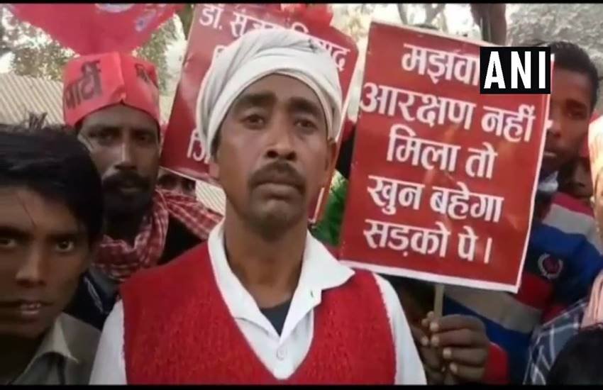 धरना स्थल पर निषाद समाज के लोग हाथों में लाल तख्ती लेकर पहुंचे थे, जिसमें लिखा था, "आरक्षण नहीं मिला तो खून बहेगा सड़कों पे।" (फोटो-ANI)