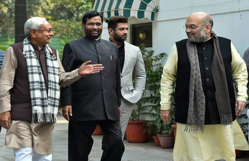 भाजपा अध्यक्ष अमित शाह के साथ जेडीयू अध्यक्ष और बिहार के सीएम नीतीश कुमार और लोजपा अध्यक्ष रामविलास पासवान। (फोटो- PTI)