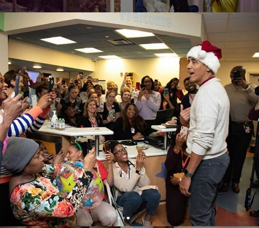 बाद में अस्पताल ने ट्वीट किया, ‘‘हमारे मरीज का दिन खुशनुमा बनाने के लिए बराक ओबामा आपको बहुत बहुत धन्यवाद। आपके अचानक आने से वहां सभी के चेहरे पर खुशी छा गयी। हमारे मरीजों को आपका सानिध्य और आपके उपहार बड़े अच्छे लगे।’’