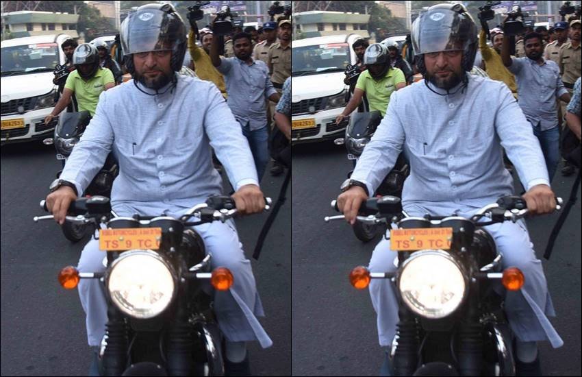 सीएम आवास पर बाइक से पहुंचे असदुद्दीन ओवैसी 