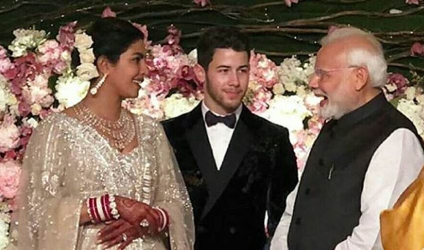 प्रियंका चोपड़ा से कुछ बात करते हुए पीएम मोदी।
