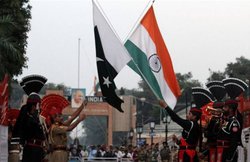 पाकिस्‍तान में भारतीय अधिकारियों के साथ भेदभाव, बिजली, इंटरनेट सप्‍लाई रोकी
