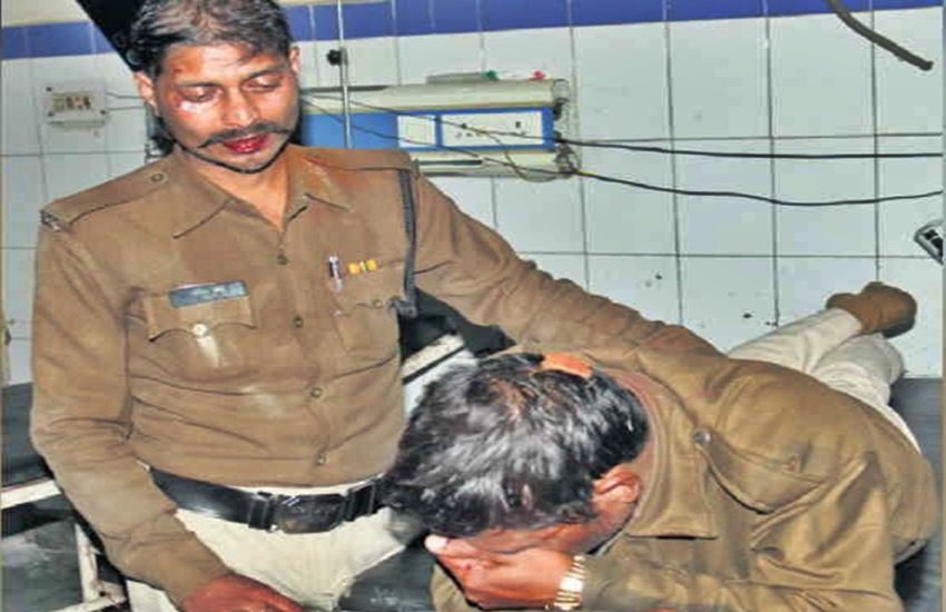 हमले में घायल हुए पुलिसकर्मी, फोटो सोर्स- सोशल मीडिया