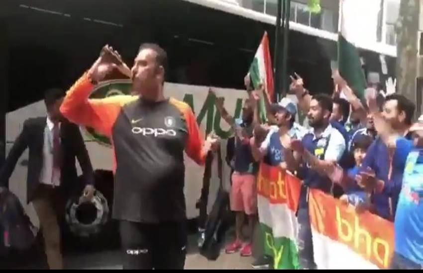 रवि शास्त्री। (फोटो सोर्स- ट्विटर/@hashtag_nitin)