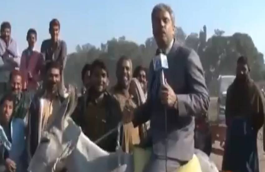 गधे पर बैठ कर रिपोर्टिंग कर रहे थे रिपोर्टर
फोटो सोर्स - वीडियो स्क्रीनशॉट, ट्विटर, @Hamidmir गधे पर बैठ कर रिपोर्टिंग कर रहे थे रिपोर्टर
फोटो सोर्स - वीडियो स्क्रीनशॉट, ट्विटर, @Hamidmir