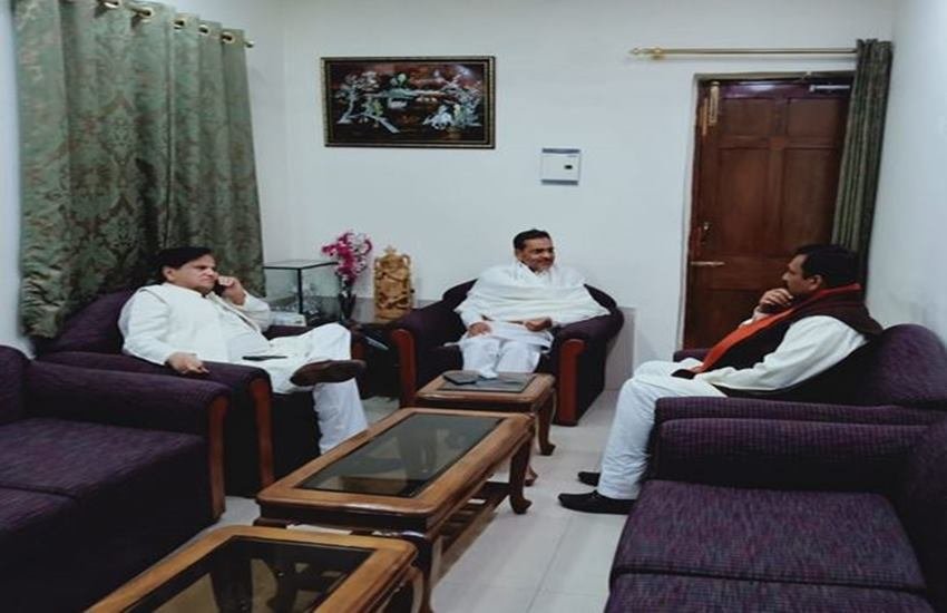 मीटिंग के दौरान अहमद पटेल और उपेंद्र कुशवाहा PC (ANI)