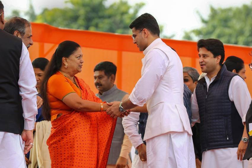 समारोह में पूर्व सीएम वसुंधरा राजे बेहद गर्मजोशी से सचिन पायलट और अशोक गहलोत के साथ दिखीं।