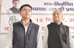कांग्रेस विधायक दल ने राहुल को दिया चुनने का हक, तीन सूबों के मुख्यमंत्री पर फैसला आज