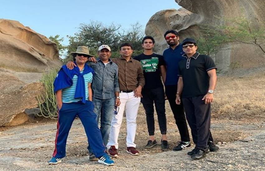 दोस्तों और बेटे अर्जुन के साथ सचिन तेंदुलकर। (फोटो सोर्स- इंस्टाग्राम/सचिन ऑफिशयली)