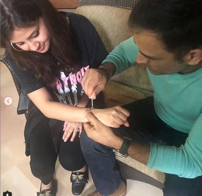 "MS Dhoni, sakshi dhoni, social media, MS Dhoni tie wife shoes, एमएस धोनी, साक्षी धोनी