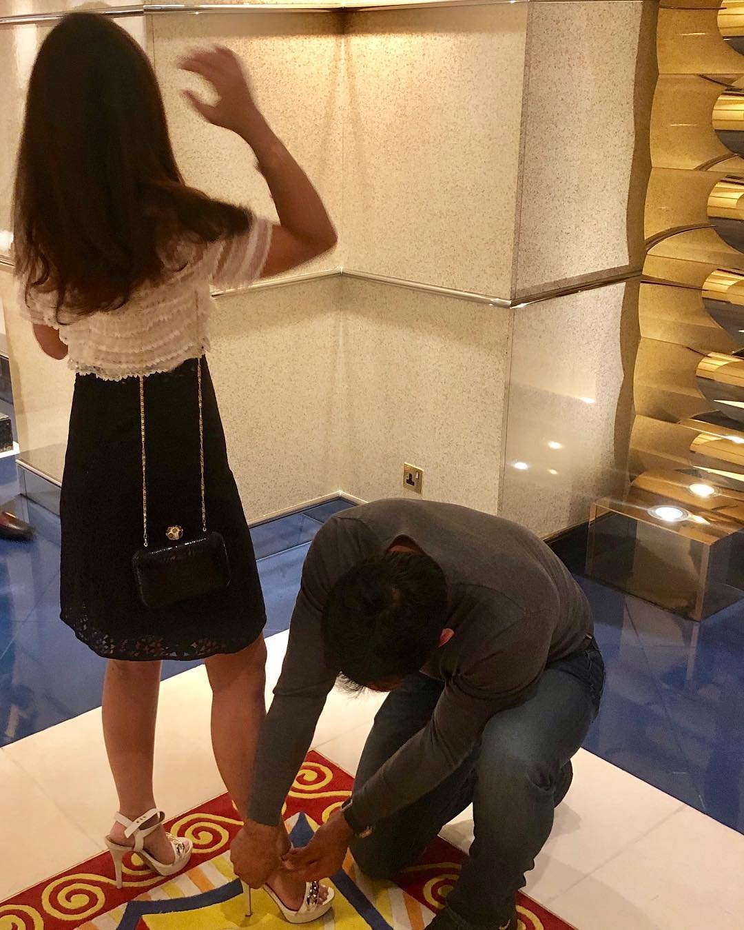 "MS Dhoni, sakshi dhoni, social media, MS Dhoni tie wife shoes, एमएस धोनी, साक्षी धोनी