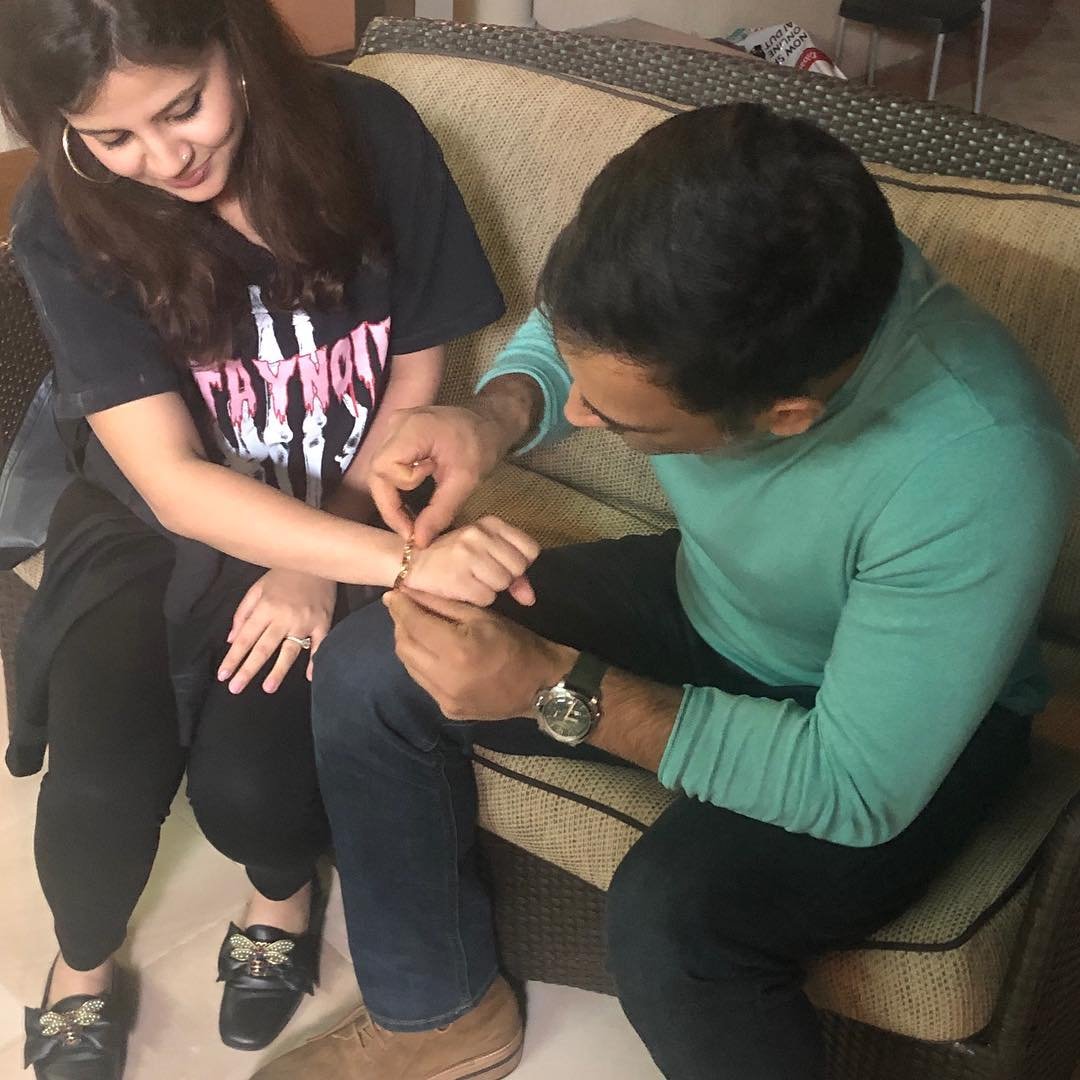 "MS Dhoni, sakshi dhoni, social media, MS Dhoni tie wife shoes, एमएस धोनी, साक्षी धोनी