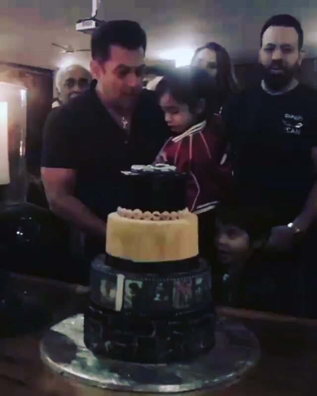 salman khan, salman khan birthday, salman birthday, salman khan birthday party, salman birthday party photos, salman khan age, salman khan party, katrina kaif, iulia vantur, salman ahil video, salman khan birthday video, salman khan news, salman khan latest