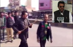 UP: दिव्यांग के मुंह में डंडा डालने वाले भाजपा नेता के खिलाफ FIR दर्ज, कहा- पीएम मोदी को दे रहा था गालियां