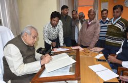 उत्तरप्रदेश: छापा मारने पहुंचे मंत्री को कर्मचारियों ने बनाया बंधक, पुलिस ने कराया मुक्त