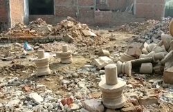वाराणसी: खुदाई में निकले शिवलिंग नाले के किनारे फेंके गए! वायरल वीडियो के बाद बीजेपी सरकार पर निशाना
