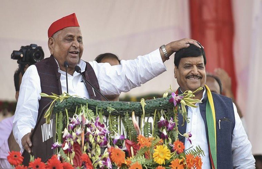 लखनऊ में पीएसएपी की जनाक्रोश रैली के दौरान मुलायम सिंह यादव और शिवपाल यादव. (फोटो सोर्स: पीटीआई) 