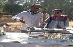 मध्यप्रदेश : वोटिंग के बाद शिवराज तीन दिन छुट्टी पर रहे, टाइगर रिजर्व में पत्नी संग सेंके परांठे