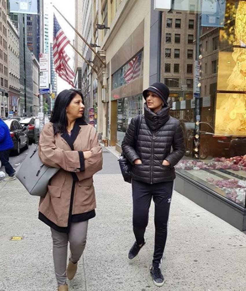 Sonali Bendre, sonali bendre sister rupa ranadive, sonali bendre cancer treatment, sonali bendre new york