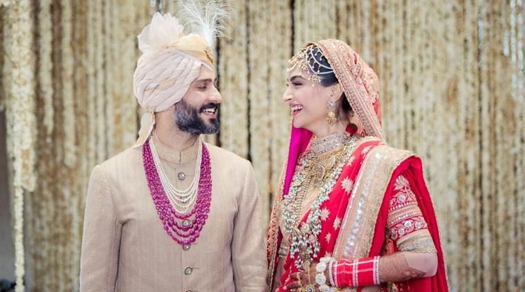 बॉलीवुड की फैशन डीवा सोनम कपूर ने 8 मई को बिजनेसमैन आनंद अहूजा से शादी की। सोनम की शादी खूब धूमधाम से हुई। अपनी शादी को लेकर सोनम और उनकी बहन रिया खुद ही सोशल मीडिया पर पोस्ट शेयर कर देती रहीं।